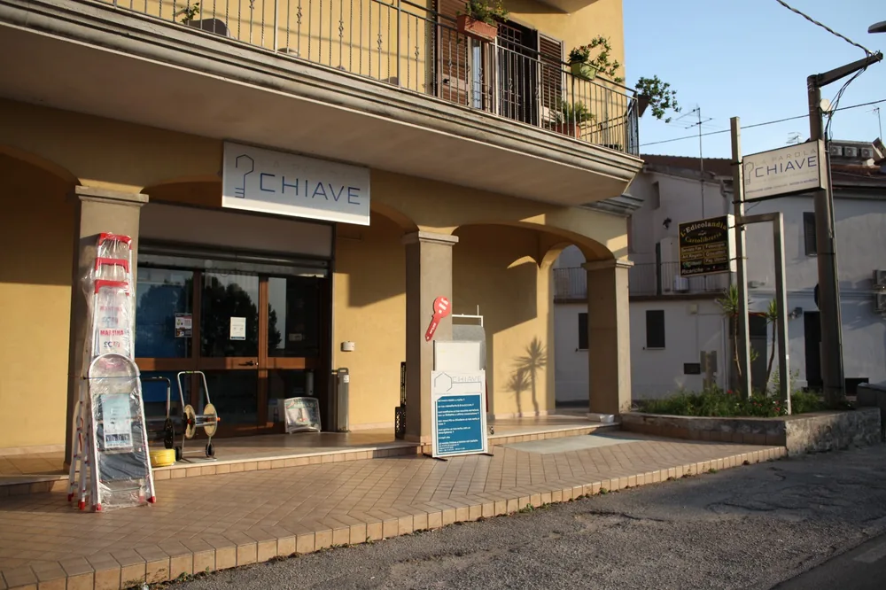 L'insegna La Parola Chiave sulla strada, a Capua