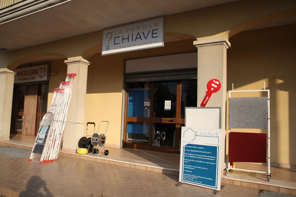 L'esterno del negozio La Parola Chiave in Via Martiri di Nassirya a Capua